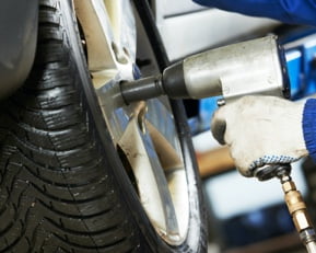 Pose de roues et la réparation de pneus